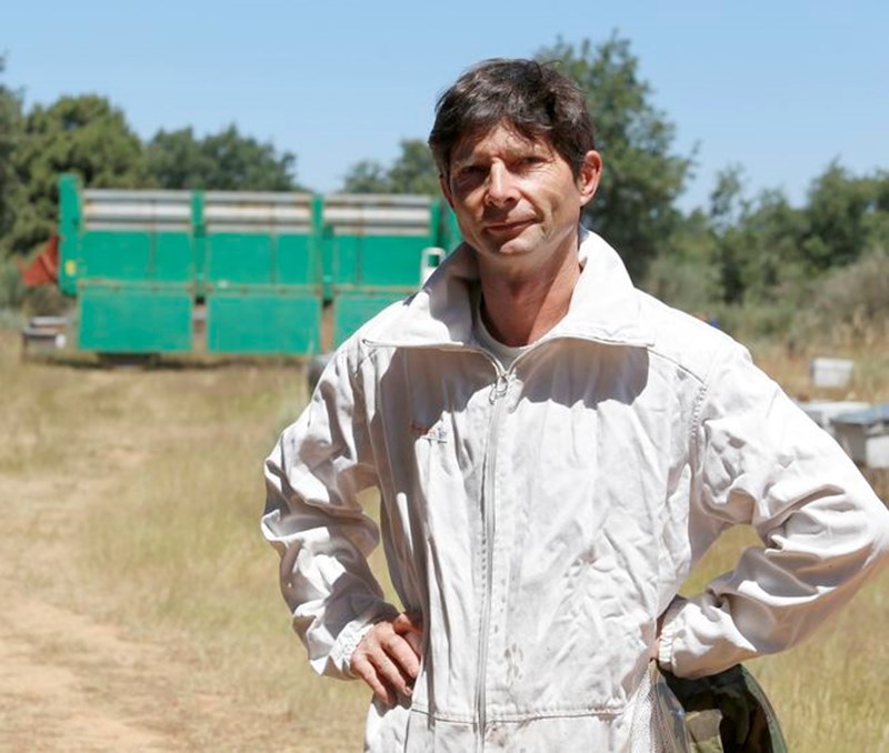 El apicultor francés Gilles Fert, imparte un curso de cría de abejas reina en Sueros de Cepeda (León)